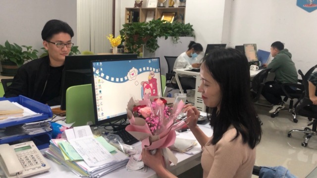 鲜花送佳人，蛋糕暖人心&nbsp;——向日葵成人网站2022年庆祝“三八”妇女节活动